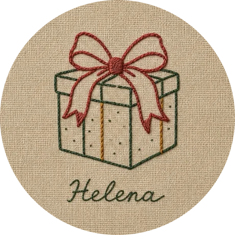 Presente com laço bordado à mão e o nome Helena em ponto cursivo abaixo do desenho, no bastidor de 8 cm de diâmetro